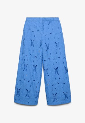 Pantalon large en dentelle bleu avec des motifs floraux et géométriques découpés, taille élastique et fermeture à l'avant.