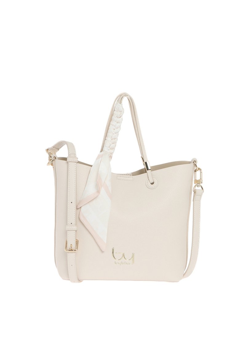 Borsa tote beige chiaro in pelle sintetica, con manico intrecciato, hardware dorato e una sciarpa a mosaico chiara legata a un lato.