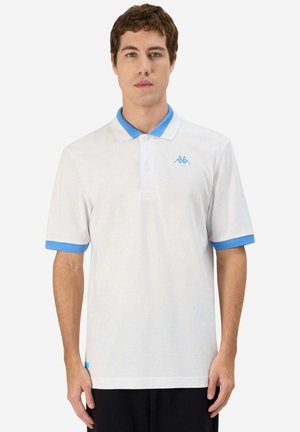 Polo bianco con colletto e polsini blu chiaro. Presenta un piccolo logo blu sul petto sinistro. Realizzato in un tessuto liscio e traspirante.
