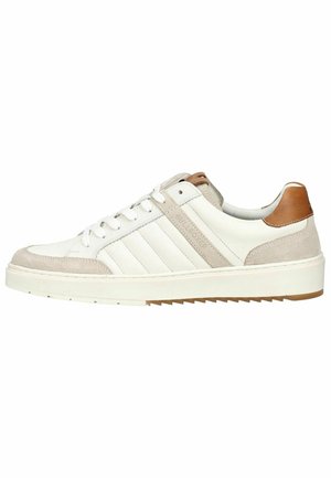 Sneaker bianca low-top con dettagli in suede beige, linguetta posteriore in pelle marrone, lacci bianchi e suola spessa in gomma con fondo rigato.