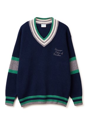 Suéter azul marino con escote en V y rayas verdes, grises y blancas en el cuello, las mangas y el dobladillo, con bordado que dice "Stranger Colors of Benetton".