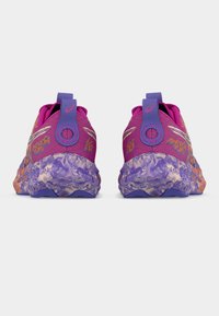 Μωβ και ροζ αθλητικά παπούτσια με υφή στην επάνω επιφάνεια, αντίθετες θηλιές στη φτέρνα και πολύχρωμη μαρμάρινη σόλα. Ορατές αξιοσημείωτες λεπτομέρειες επωνυμίας.