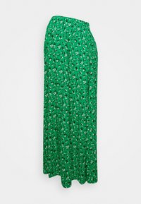 Jupe maxi florale verte avec une taille élastique froncée, ornée de motifs de fleurs blanches et noires, en tissu léger et à la coupe fluide.