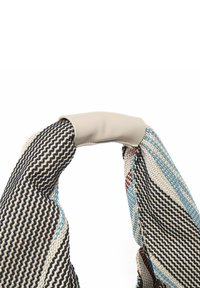 Vævet tote taske med en blanding af blå, sort og beige striber; læderhåndtag øverst; tekstureret stof og afslappet design.