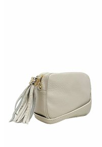 Bolso de cuero gris claro con forma rectangular, cuenta con una cremallera dorada y un borlas decorativa a un lado. Superficie texturizada.