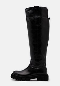 Stivali neri al ginocchio realizzati in morbida pelle lucida, con una finitura testurizzata, suole in gomma nera spessa e un passante nella parte superiore.