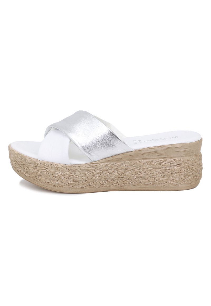 Sandali wedge con cinturino incrociato argentato, suola in juta intrecciata e soletta bianca imbottita, caratterizzati da una finitura metallica liscia.