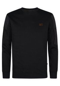 Zwarte sweater van gestructureerde stof, voorzien van een ronde hals, ribgebreide boorden en een logopatch op de borst. Zijzak met ritsdetail.