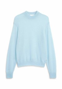 Hellblauer gestrickter Pullover mit Rundhalsausschnitt, überschnittenen Schultern, gerippten Bündchen und Saum. Weiche Textur mit lockerem Schnitt.