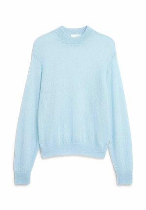 Lichtblauwe gebreide trui met een ronde hals, doorlopende schouders, geribbelde manchetten en zoom. Zachte textuur met een ontspannen pasvorm.