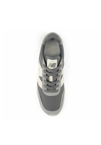 Sneaker New Balance gris et blanc avec lacets et intérieur rembourré, vu du dessus sur fond blanc.