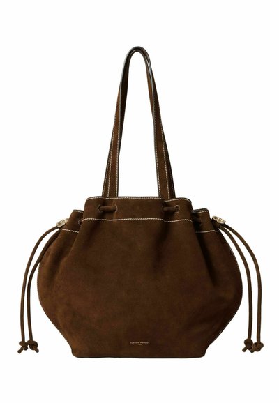 Borsa a secchiello in suede marrone con due manici robusti, chiusura a coulisse, cuciture bianche a contrasto e nodi decorativi sui lati.