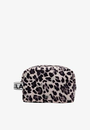Bolsa de cosméticos con estampado de leopardo, de forma rectangular, tela suave, detalles en negro y una correa con la marca "BIMBA Y LOLA". Cierre con cremallera.