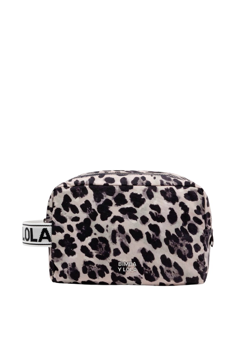 Bolsa de cosméticos con estampado de leopardo, de forma rectangular, tela suave, detalles en negro y una correa con la marca "BIMBA Y LOLA". Cierre con cremallera.