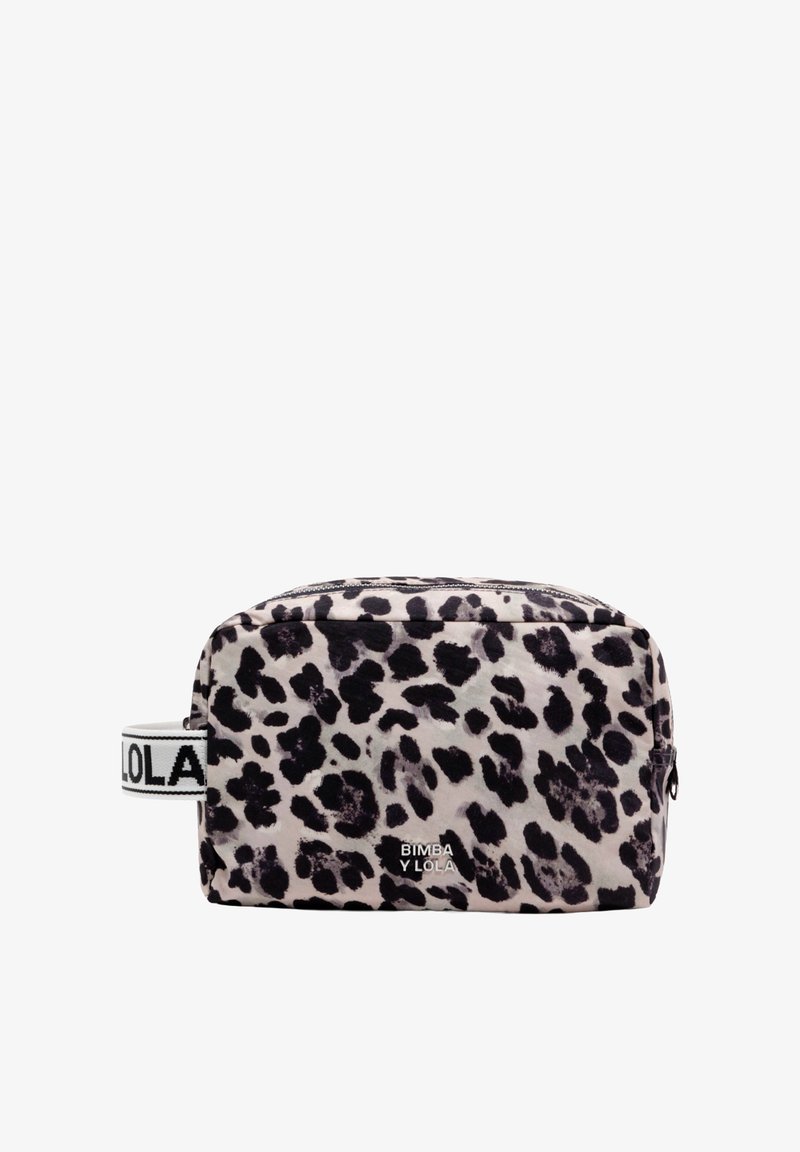 Bolsa de cosméticos con estampado de leopardo, de forma rectangular, tela suave, detalles en negro y una correa con la marca "BIMBA Y LOLA". Cierre con cremallera.