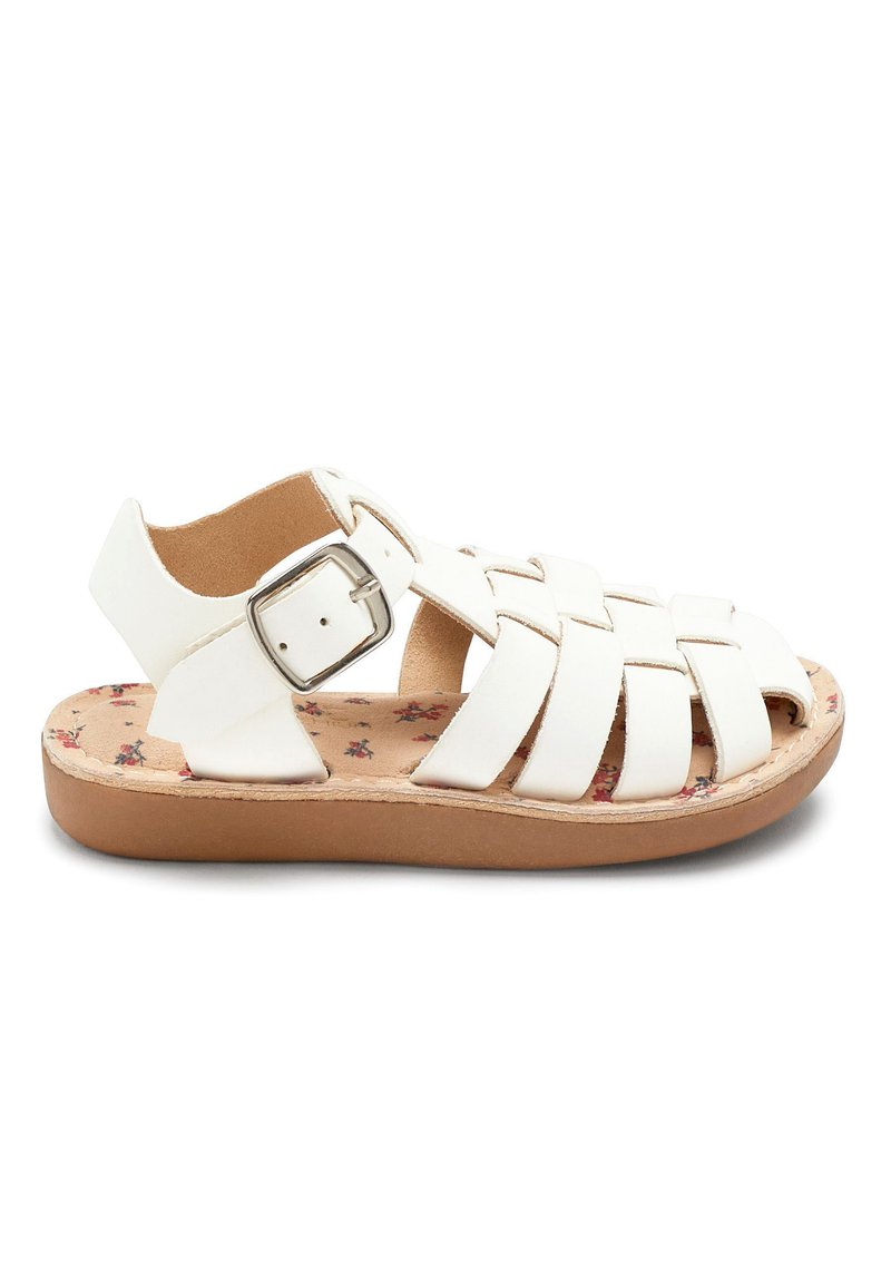 Weiße Leder-Sandale mit geflochtenen Riemen, Schnallenverschluss und einem blumenmusterbedruckten Innensohle auf einer braunen Gummisohle.