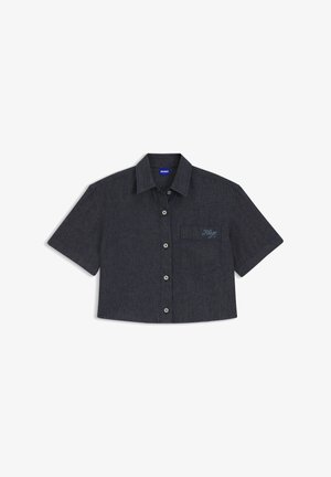 Donkergrijs kort mouwkort overhemd met knoopsluiting, puntkraag en borstzak met geborduurd "Hugo"-logo in blauwe letters.