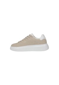 Sneaker beige con una parte superiore testurizzata, dotata di una suola bianca e lacci. Il design include motivi sottili sui lati e una finitura liscia.