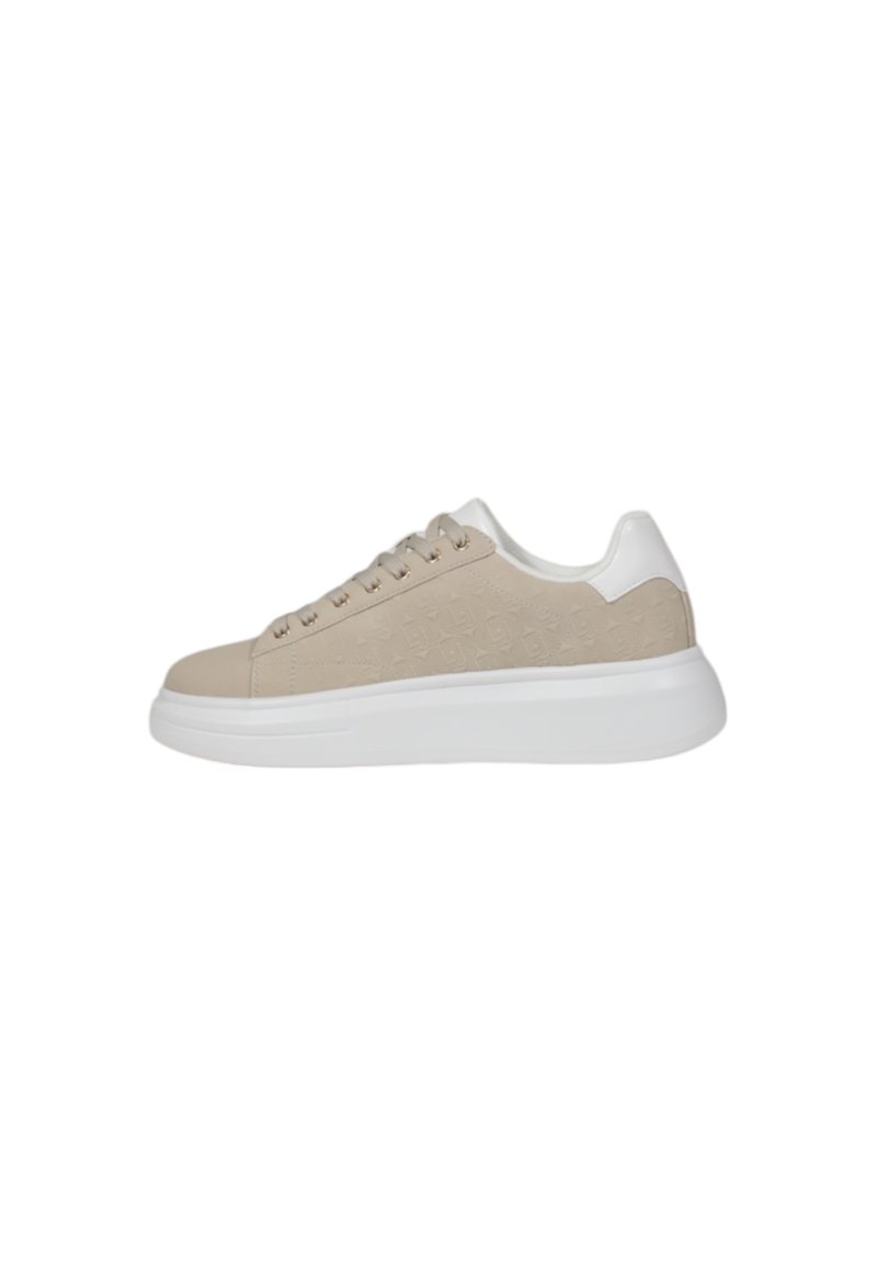 Sneaker beige con una parte superiore testurizzata, dotata di una suola bianca e lacci. Il design include motivi sottili sui lati e una finitura liscia.