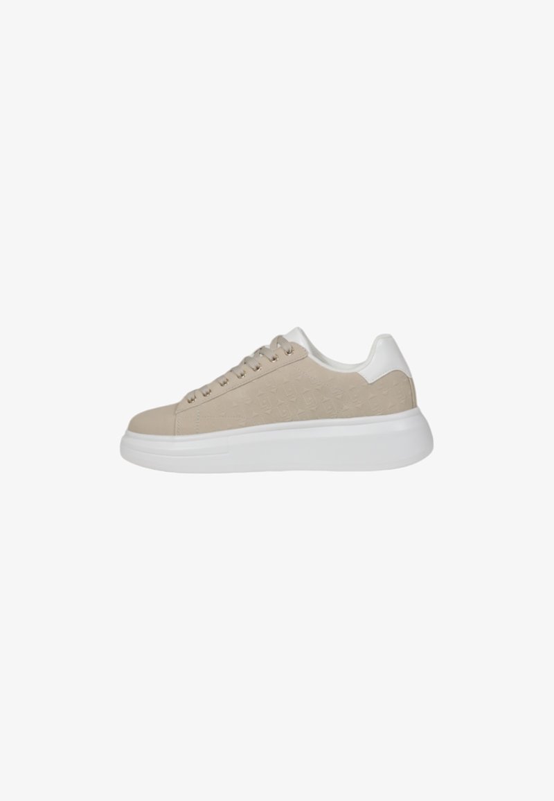 Sneaker beige con una parte superiore testurizzata, dotata di una suola bianca e lacci. Il design include motivi sottili sui lati e una finitura liscia.