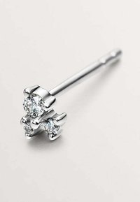 Pendiente de plata con tres piedras transparentes de corte redondo; acabado pulido con un diseño suave y elegante y un respaldo seguro.