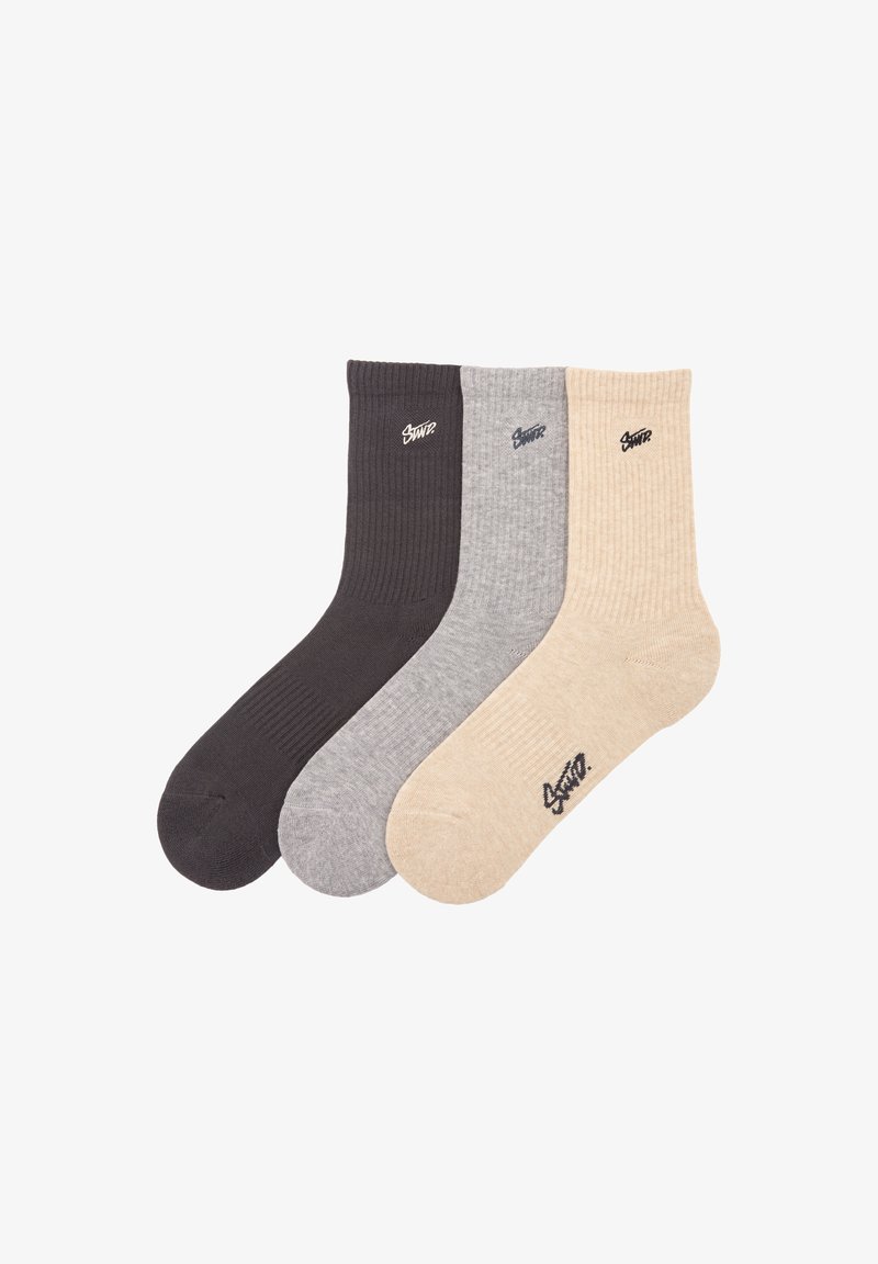 Tre paia di calzini a costine in grigio scuro, grigio chiaro e beige. Ogni calzino presenta un piccolo logo nero vicino alla parte superiore.