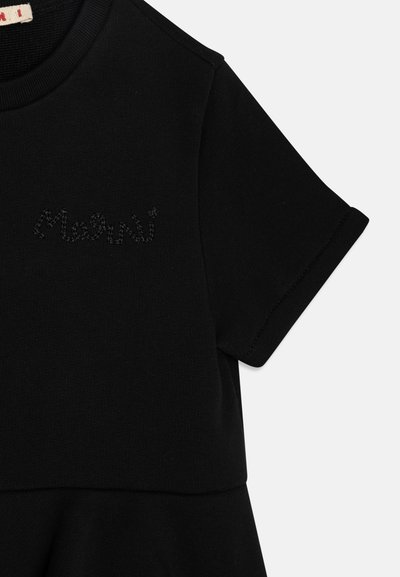 Svart bomullsklänning med korta ärmar, med rundad halsringning och diskret broderad logotyp. Slät textur och enkelt design.