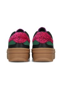 Sneaker in pelle nera con dettagli in suede verde e accenti in peluche rosa, dotate di una suola spessa color nocciola e forma arrotondata.
