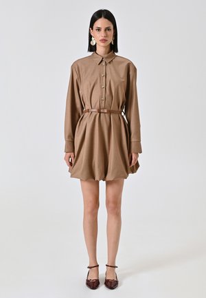Langärmliges, knopfbares Hemdkleid aus leicht braunem Stoff mit tailliertem Gürtel. Mit einem gerundeten Kragen und gerafftem Rock.