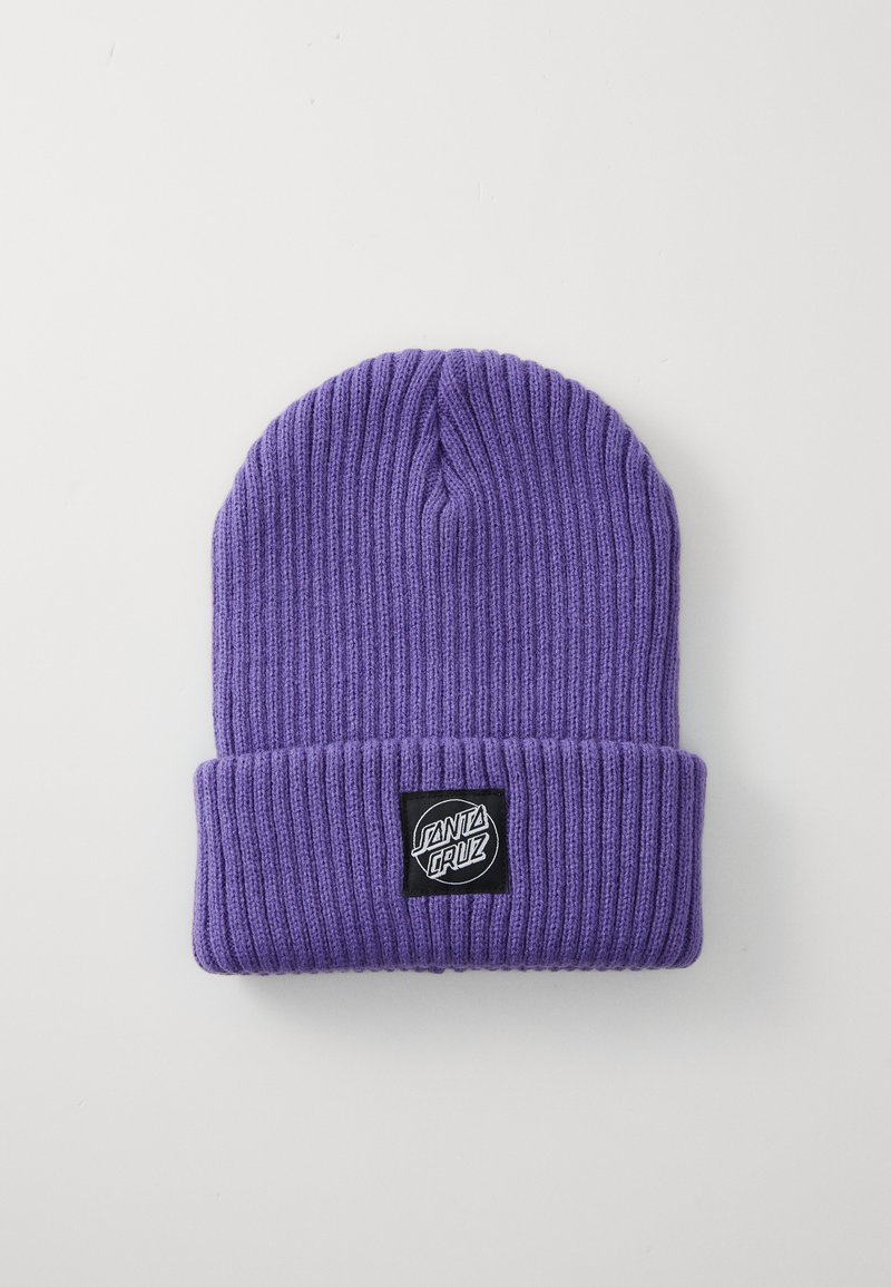 Violeta adīta cepure ar ribotām tekstūrām, ar saliektu maliņu un melnu taisnstūra uzlīmi ar baltu "Santa Cruz" logotipu priekšpusē.