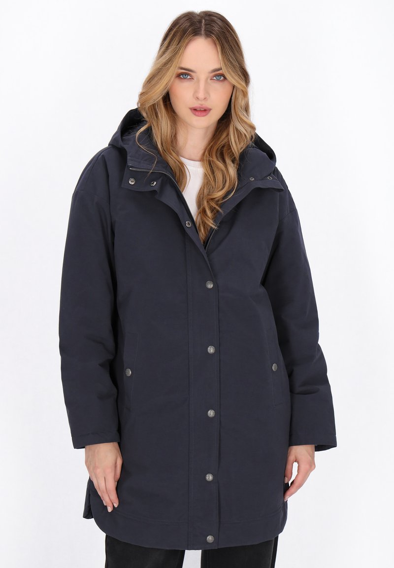 Navyblauwe waterdichte jas met capuchon, voorzien van een rits aan de voorkant en drukknopen, en zijzakken. Stevig materiaal met een gladde textuur.