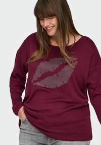 Burgunderfarget langermet topp med et glitrende leppemotiv laget av små rhinestones, med en avslappet passform og myk tekstur.