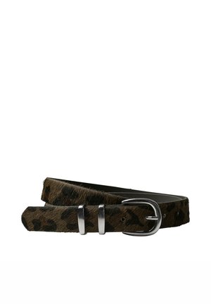 Brun og sort leopardprint bælte med sølvspænde og løkker, lagt fladt på en hvid baggrund.