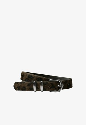 Brun og sort leopardprint bælte med sølvspænde og løkker, lagt fladt på en hvid baggrund.