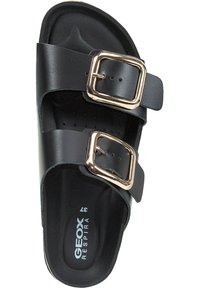 Sandalo scivolato in pelle nera con due accenti in oro, soletta ammortizzata e dettagli perforati per la traspirabilità. Marca: Geox Respira.