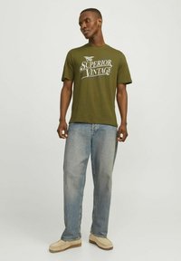 Jack & Jones PREMIUM RUNDHALS - Majica kratkih rukava s printom - fir green