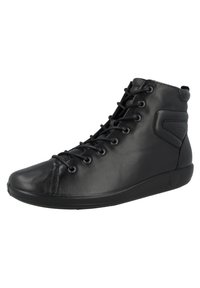 Scarpa alta in pelle nera con chiusura a lacci, finitura liscia, punta tondeggiante e accenti testurizzati ai lati. Suola in gomma leggera.