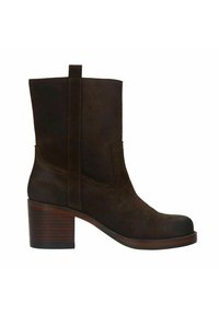 Botte de cheville en daim marron avec un bout rond, un talon empilé, des coutures latérales et une languette pour un enfilage facile. Texture lisse.