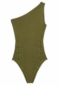 Costume da bagno verde oliva con spallina singola, realizzato in tessuto lavorato a maglia, con intricati ritagli simili a pizzo sui lati e aperture alte sulle gambe.