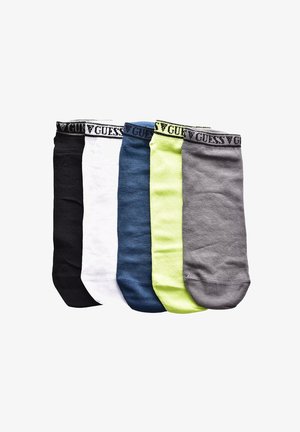Vijf paren herensokken in zwart, wit, marineblauw, limoen groen en grijs, met een logo band met "GUESS" op de manchette. Normale pasvorm, katoenmix.