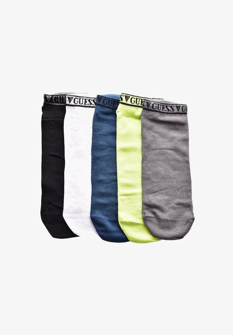 Cinq paires de chaussettes pour hommes en noir, blanc, marine, vert lime et gris, avec une bande logo portant "GUESS" sur le poignet. Coupe régulière, mélange de coton.