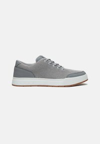 Zapatillas de malla grises con puntera lisa gris, suela de goma blanca con tracción y acentos de suela marrón claro.
