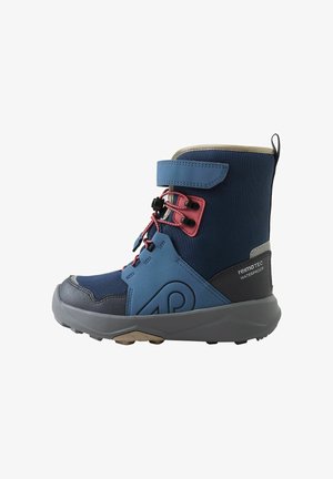 Wasserdichte blaue und graue Wanderstiefel mit hohem Schaft, die rosa Akzente, robuste Schnürsenkel und eine strukturierte Gummisohle aufweisen.