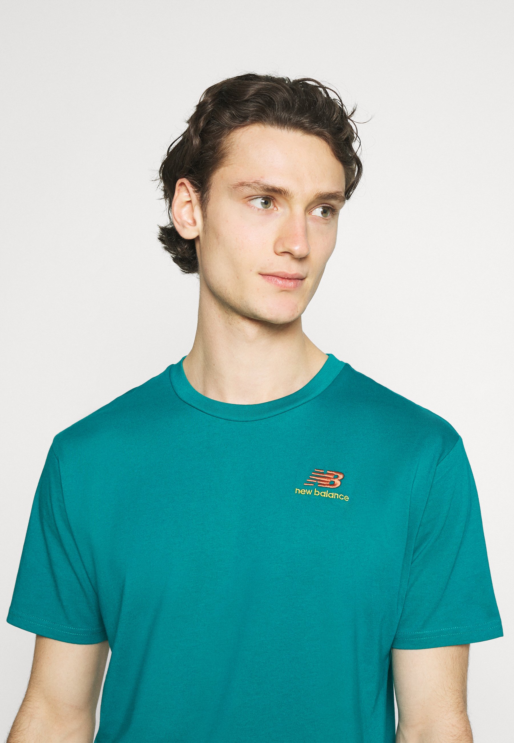 New Balance ESSENTIALS EMBROIDERED TEE 