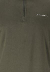 Dunkelolivgrüner Pullover aus glattem Stoff. Verfügt über einen halben Reißverschluss am Kragen und ein weißes "ENDURANCE"-Logo auf der Brust.