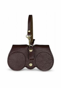 Étui en cuir texturé marron avec des extrémités arrondies, muni de quincaillerie dorée, d'une fermeture à pression et d'une sangle pour le poignet attachée.