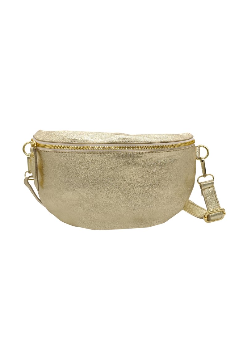 Sac en cuir métallisé doré avec une forme arrondie, fermeture éclair et bandoulière ajustable. Présente une texture lisse et des accents matériels minimalistes.