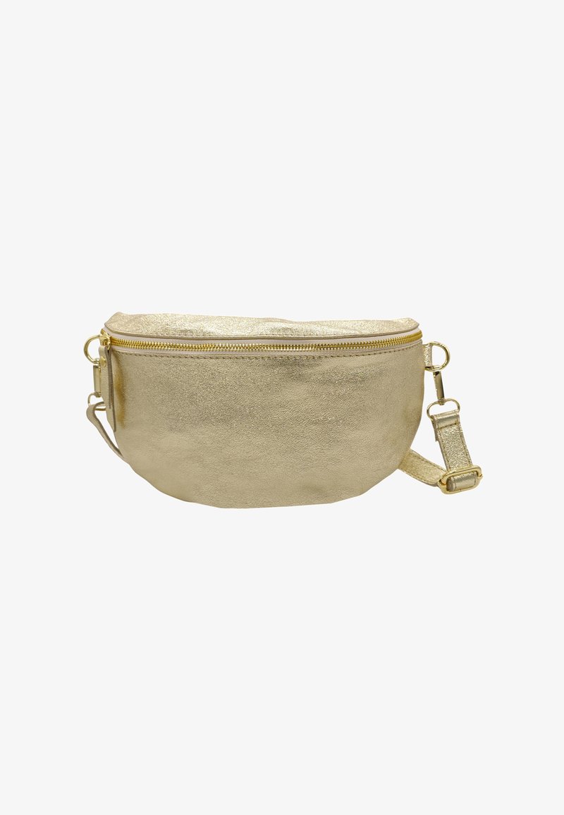Sac en cuir métallisé doré avec une forme arrondie, fermeture éclair et bandoulière ajustable. Présente une texture lisse et des accents matériels minimalistes.