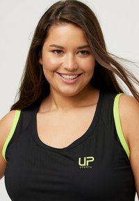 Zwart sporttanktop met limoen groene accenten, voorzien van een ronde halslijn en logo op de borst, gemaakt van ademend meshmateriaal.