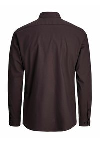 Bruine blouse met lange mouwen, een button-down kraag, een ronde zoom en standaard manchetten met zwarte knoopaccenten. Glad, effen stoftextuur.